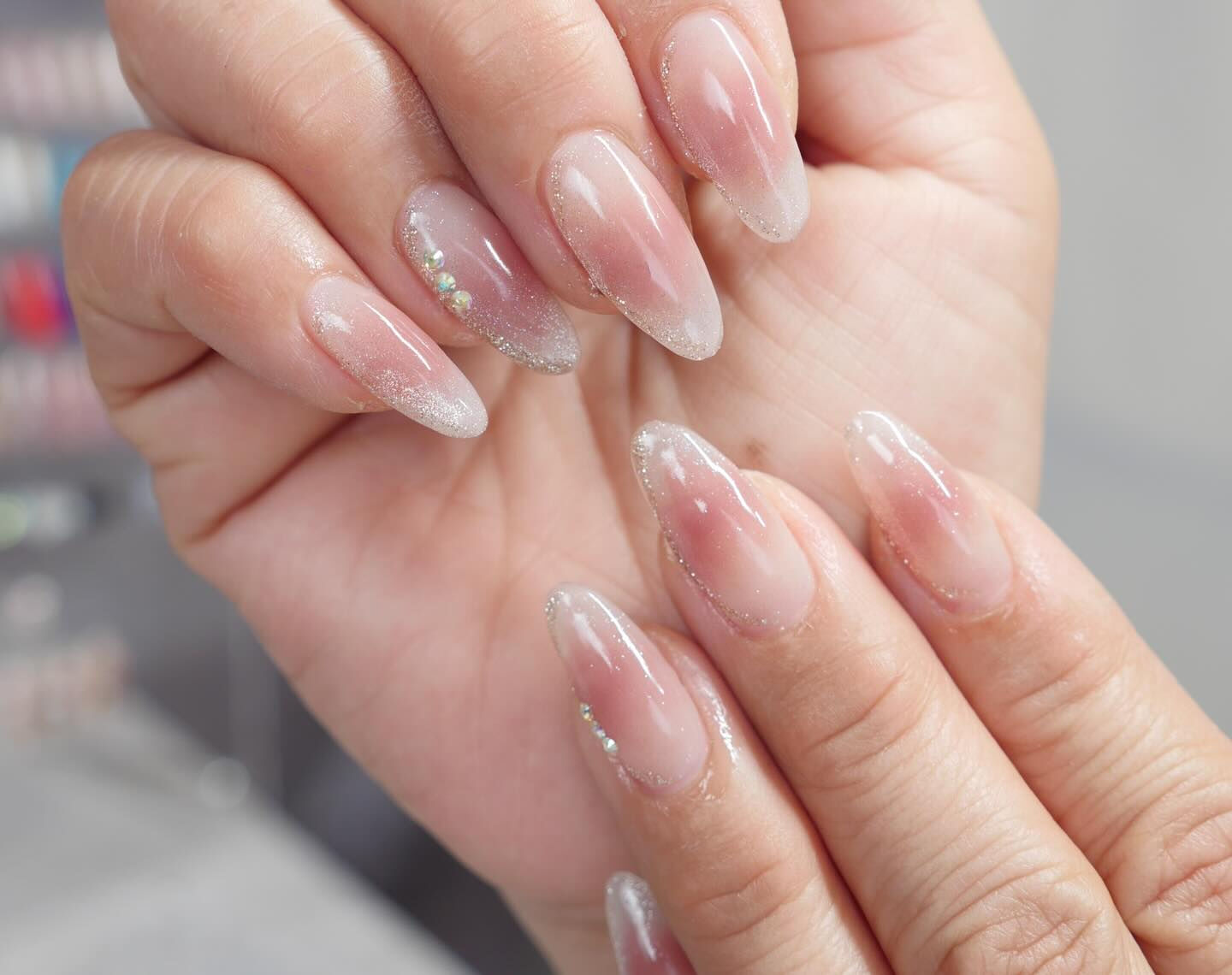 チークネイル💅ワンホンネイル😍角度によってラメフレンチが浮か
