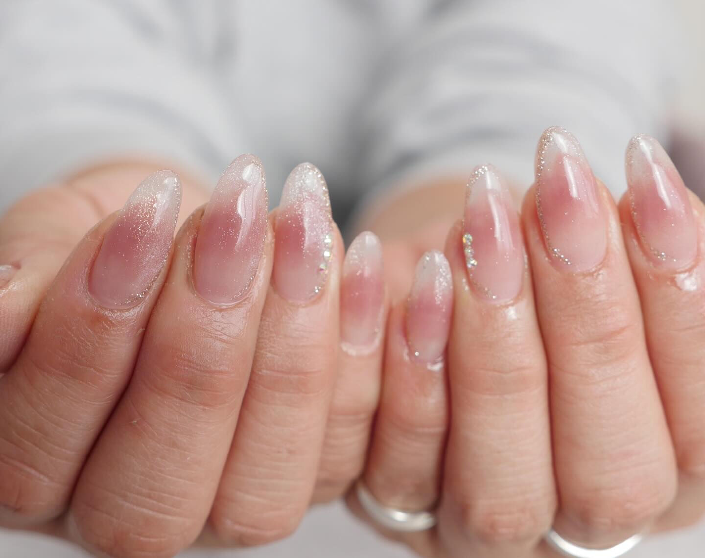 チークネイル💅ワンホンネイル😍角度によってラメフレンチが浮か
