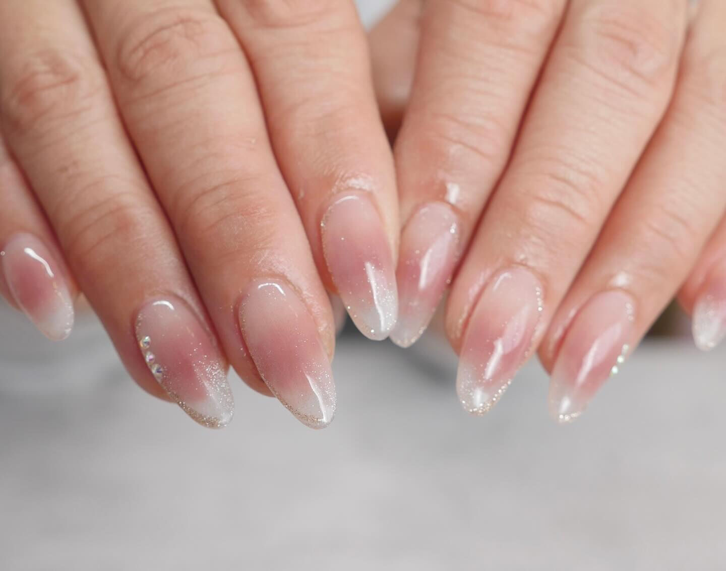 チークネイル💅ワンホンネイル😍角度によってラメフレンチが浮か