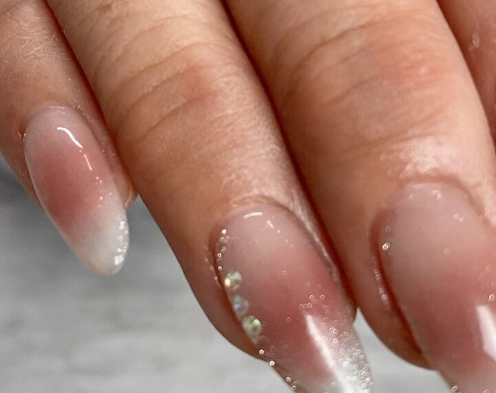 チークネイル💅ワンホンネイル😍角度によってラメフレンチが浮か