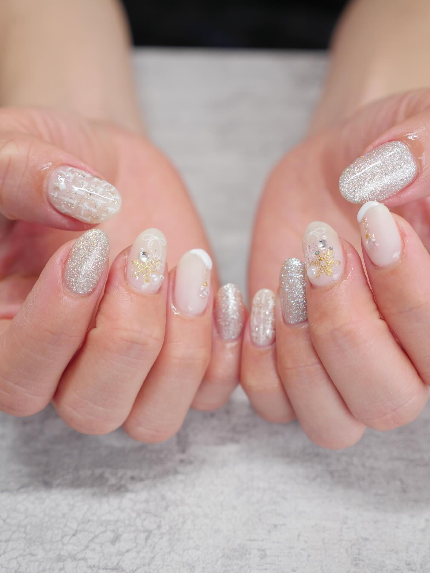 冬のデザイン✨💅ホワイトとゴールドで冬服にもとっても相性◎🙆