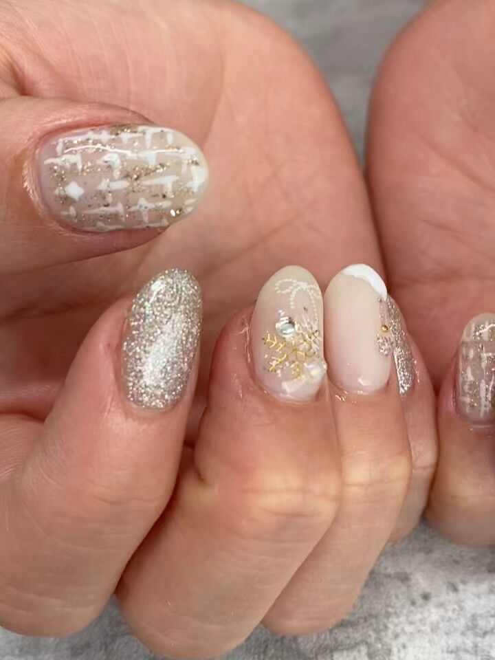 冬のデザイン✨💅ホワイトとゴールドで冬服にもとっても相性◎🙆
