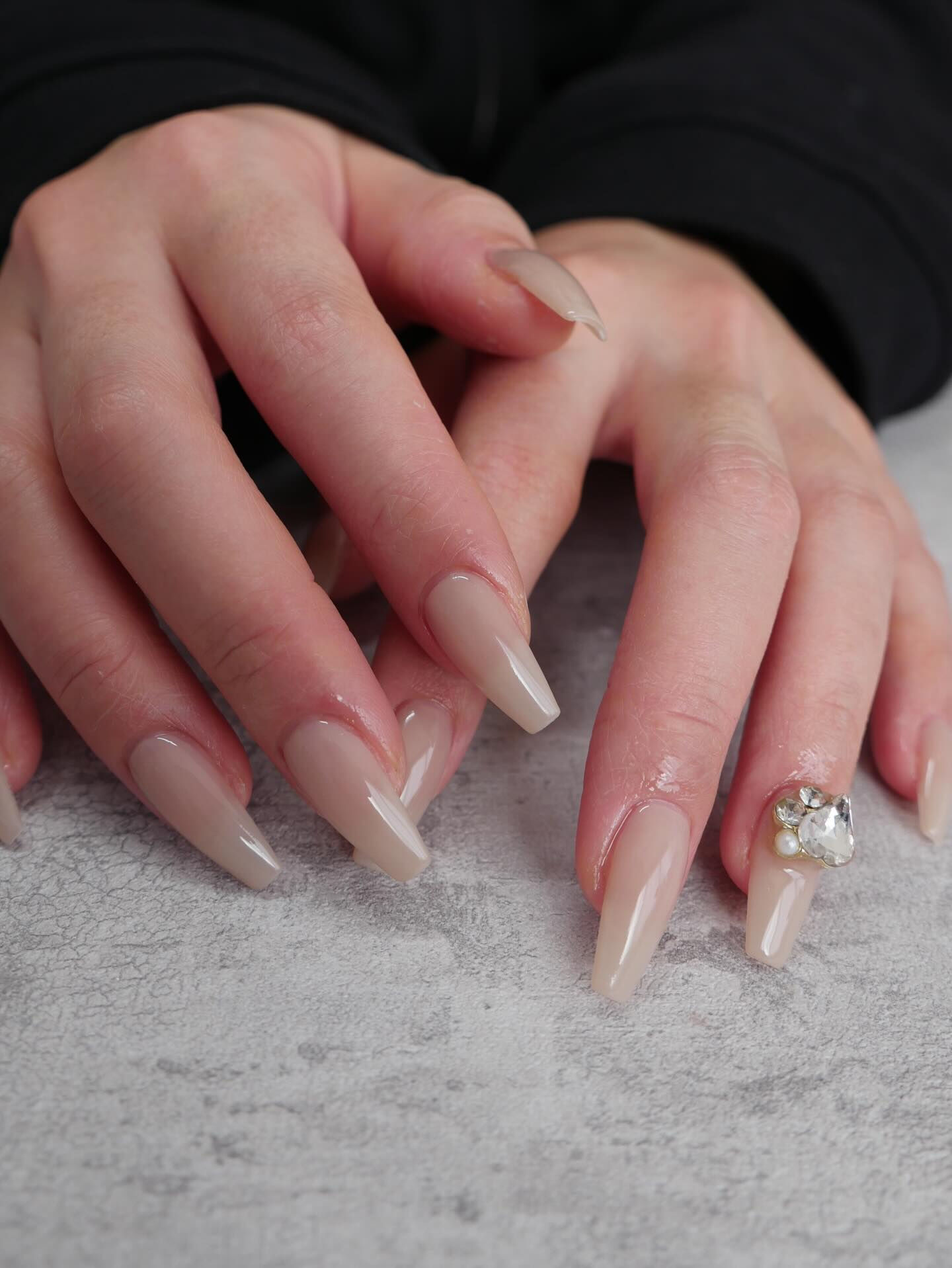 グレージュがおしゃれです✨💅😍ポイントに大きいパーツが華やか