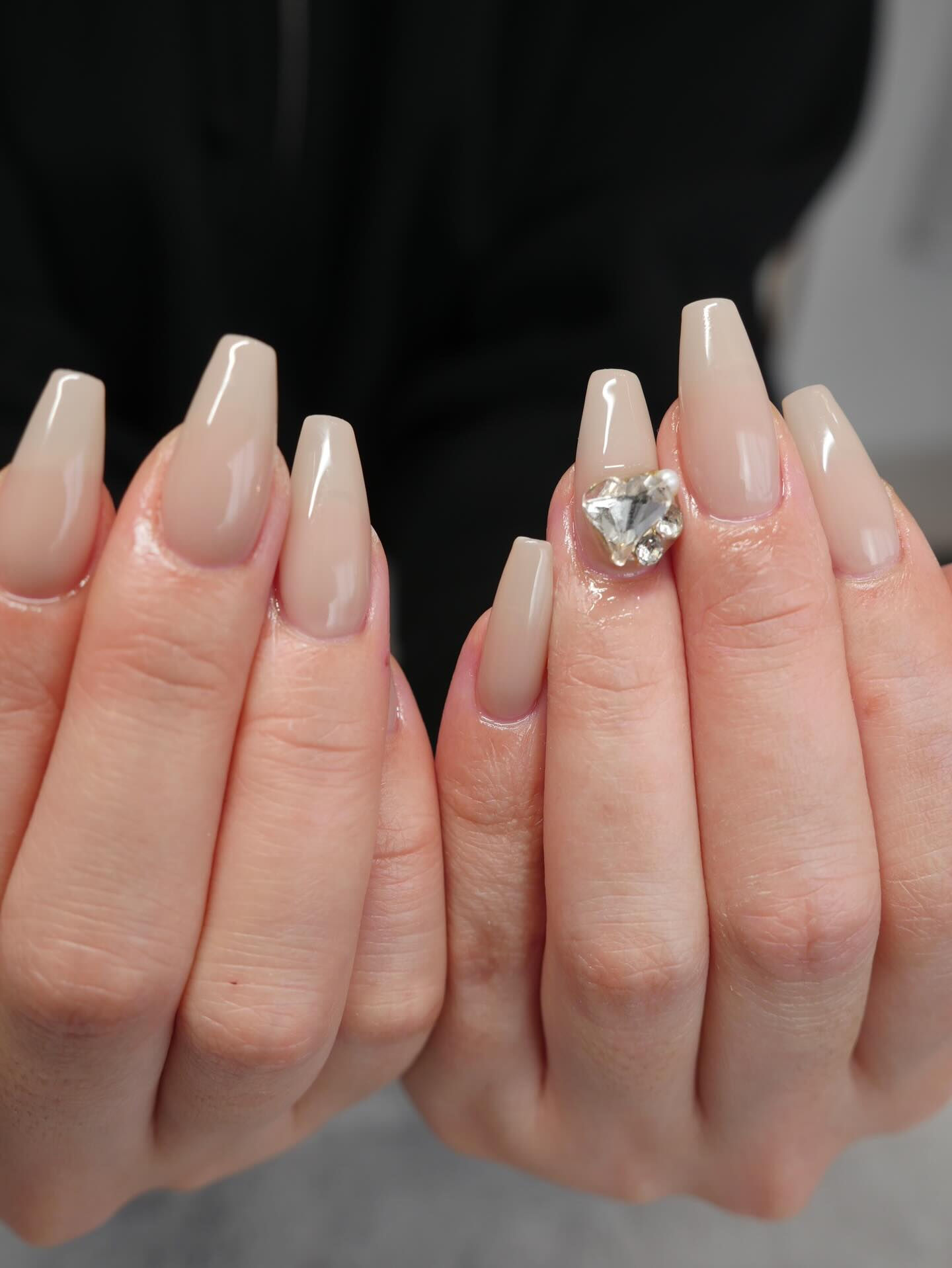 グレージュがおしゃれです✨💅😍ポイントに大きいパーツが華やか