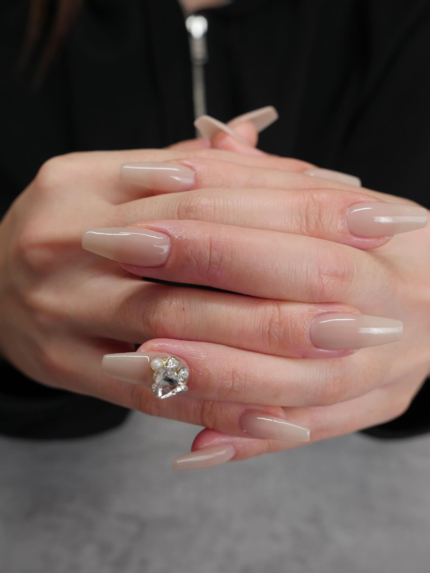 グレージュがおしゃれです✨💅😍ポイントに大きいパーツが華やか