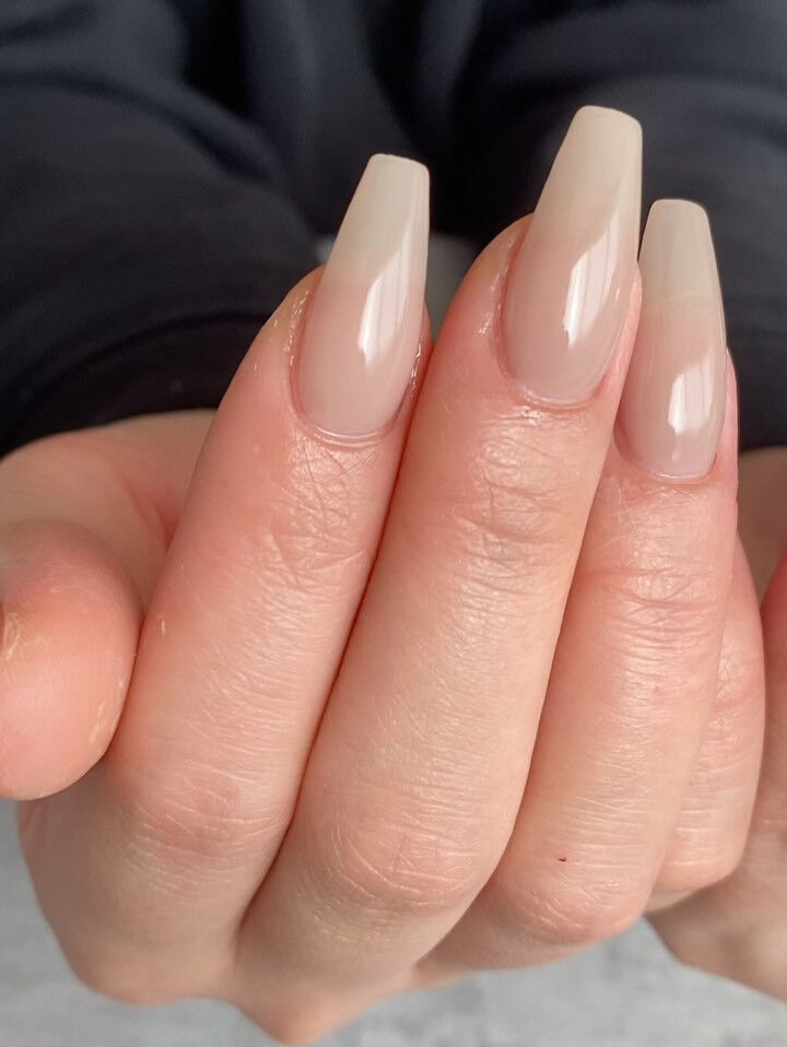 グレージュがおしゃれです✨💅😍ポイントに大きいパーツが華やか